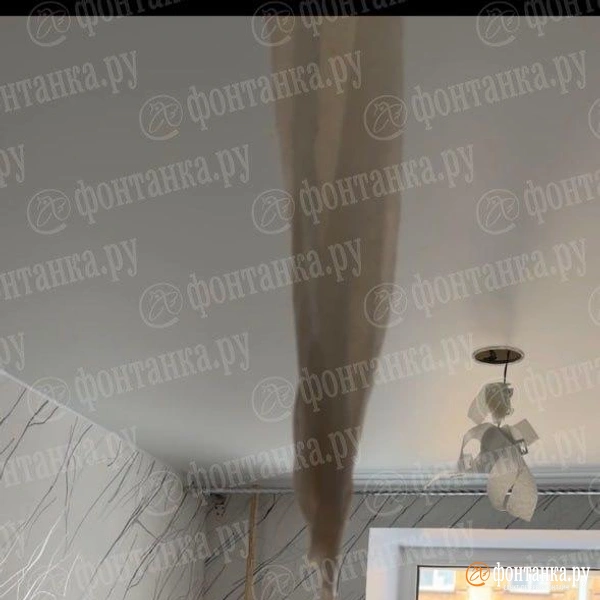 От протечек пострадал натяжной потолок | Источник: Читатель «Фонтанки»