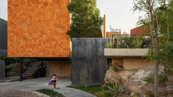 Бетон и терракота: дом в Мексике с разными фасадами