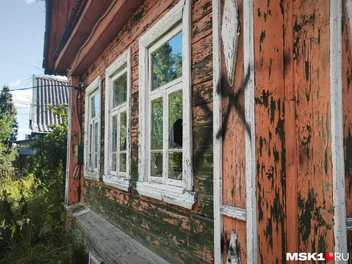 Некоторые избушки остались более-менее целыми | Источник: Михаил Мечев / MSK1.RU