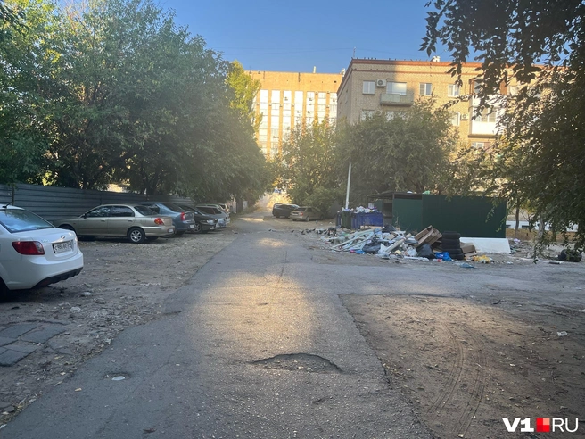 Слева — «Дом малютки», справа — та самая свалка | Источник: читатель V1.RU