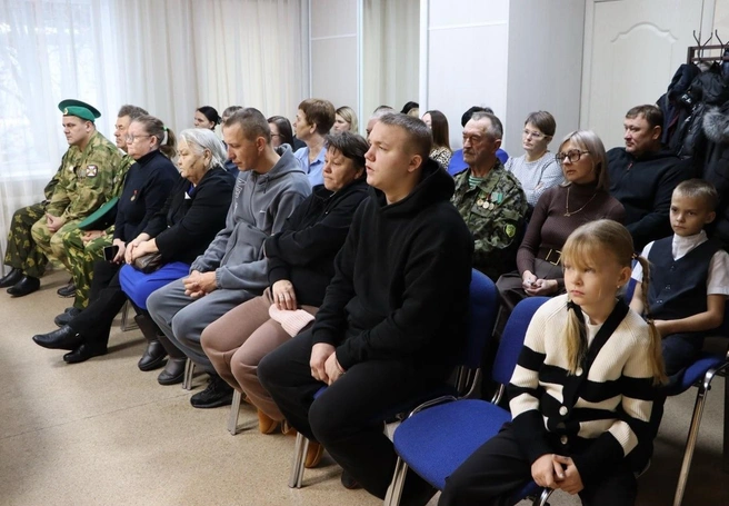 Награды получили родные погибших солдат | Источник: gilgenberg_as