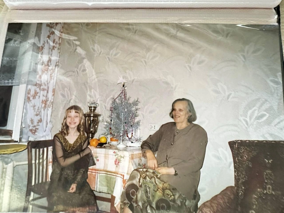 А здесь Алена с бабушкой, судя по всему, отмечают Новый год | Источник: Missalena92 / tg.com