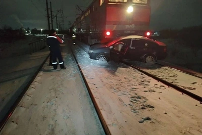 В Новоалтайске легковой автомобиль столкнулся с грузовым составом