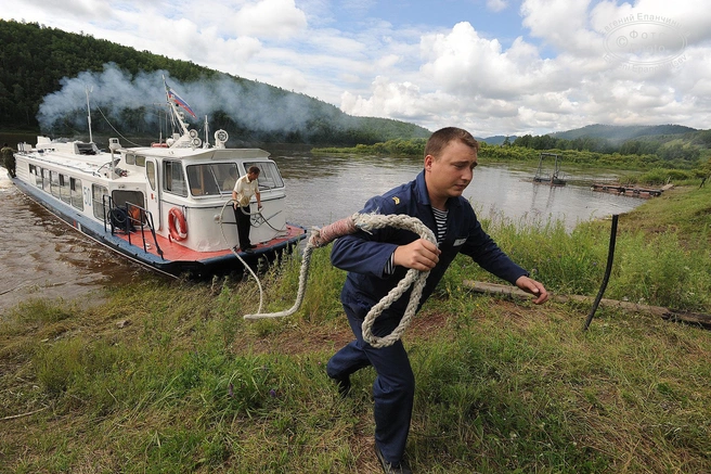 Швартовка теплохода «Заря» на заставе | Источник: Евгений Епанчинцев