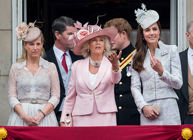 От Дианы до Кейт Миддлтон: самые яркие «балконные» кадры Trooping The Colour