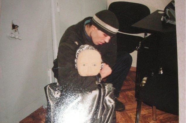 Андрей Ролдугин во время следственного эксперимента | Источник: архив областного суда, «Горком36» / gorcom36.ru