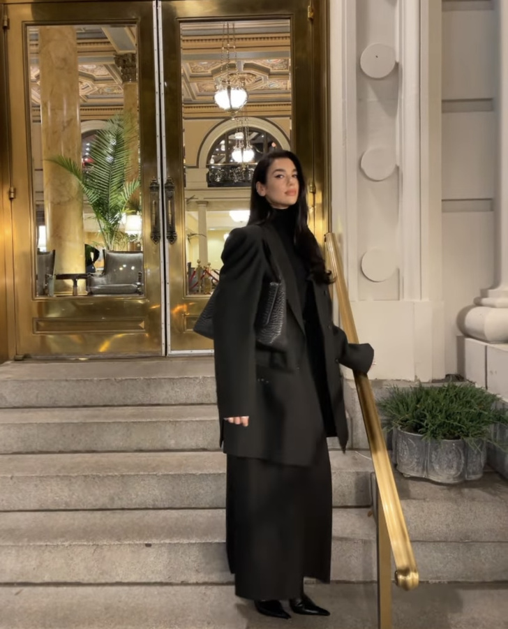 Черный костюм Balenciaga огромного размера смотрится на Дуа Липе женственнее, чем любое платье
