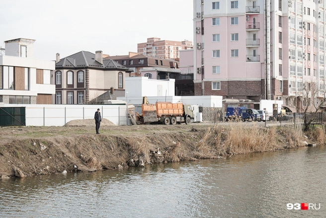 Берег Круглика огородили забором со всех сторон | Источник: Дарья Паращенко / 93.RU