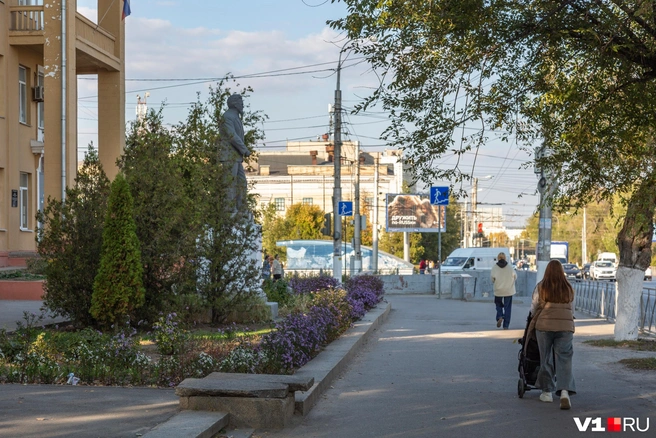 «Дедушка Калинин» присматривает за местными жителями | Источник: Константин Завриков / V1.RU