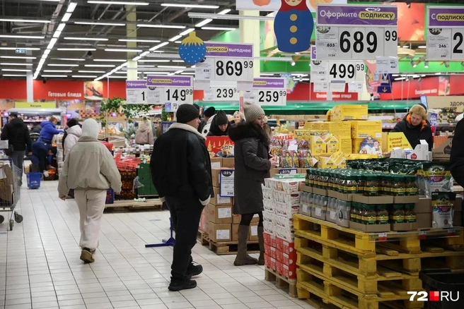 Новогодняя суета в магазинах и супермаркетах сейчас обычное дело. А вы уже закупились? Расскажите об этом в комментариях | Источник: Ирина Шарова / 72.RU