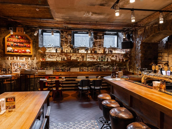 Интерьер заведения сочетает современный стиль с историческими элементами. | Источник: Ресторан-пивоварня Beerfactory