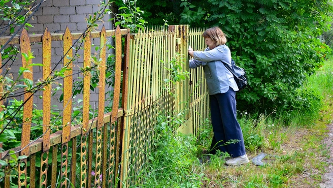 Все жители улицы, с кем удалось поговорить, настаивают, что дома построены раньше ЛЭП | Источник: Артем Краснов