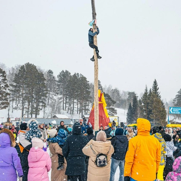 В программе праздника — молодецкие забавы, хороводы, игры и танцевальные номера | Источник: горнолыжный комплекс «Ключи»