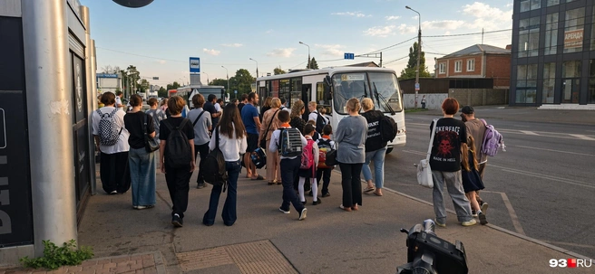 Толпа собирается уже к семи утра | Источник: Максим Дмитриев / 93.RU
