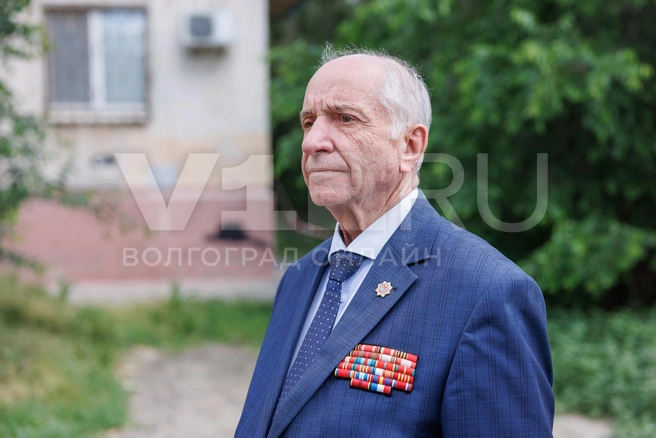 Александр Струков приехал убедиться, что с бабушкой всё в порядке | Источник: Алексей Волхонский / V1.RU