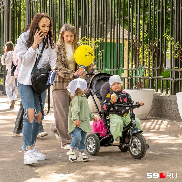 Некоторые пермячки на ходу решали важные вопросы по телефону | Источник: Василина Любимова / 59.RU