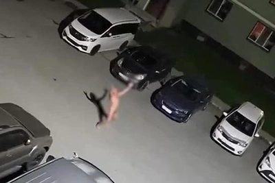 Сахалинец ночью выходит голым во двор и кричит