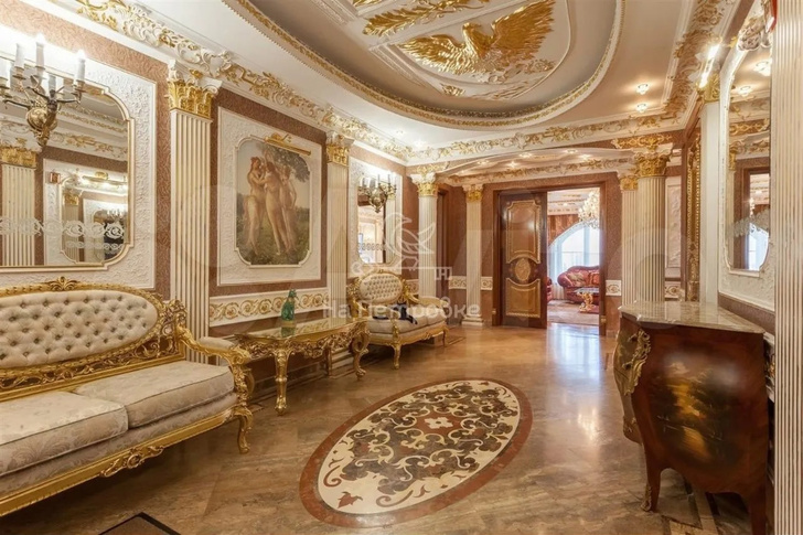 Нимфы с голой грудью и золото на стенах: как нелепо выглядит квартира за 440 млн рублей в центре Москвы