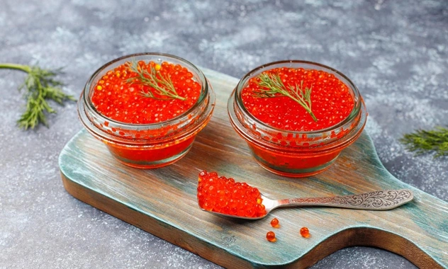 «Не трогай, это на следующий Новый год»: в Росрыболовстве рассказали, сколько можно хранить красную икру в холодильнике