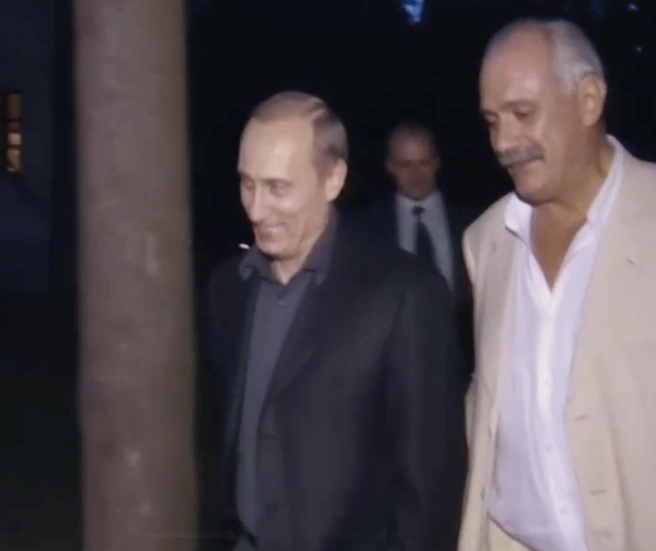 «Очень извинялся»: Путин вспомнил, как однажды его облил вином друг Михалкова | Источник: Кадр из трансляции