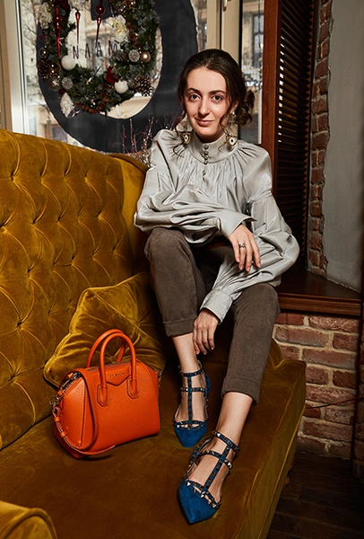 Блуза и брюки Jana Nedzvetskaya; ремень Pinko; балетки Valentino (@fashiontophouse_); сумка Givenchy (@fashiontophouse_); серьги Monki