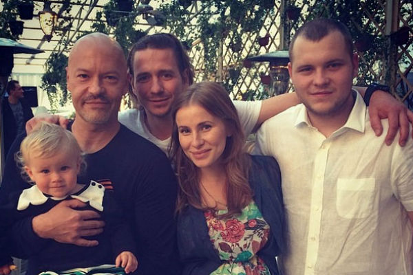 Режиссер часто проводит время с семьей сына Сергея ( крайний справа)