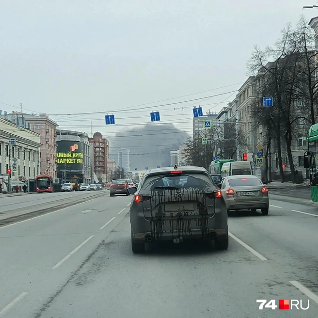 Дымом заволокло часть проспекта Ленина | Источник: читатель 74.RU