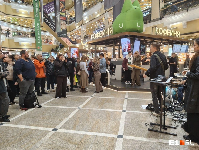 Пришло немало фанатов Шуфутинского | Источник: Анастасия Копыркина / E1.RU