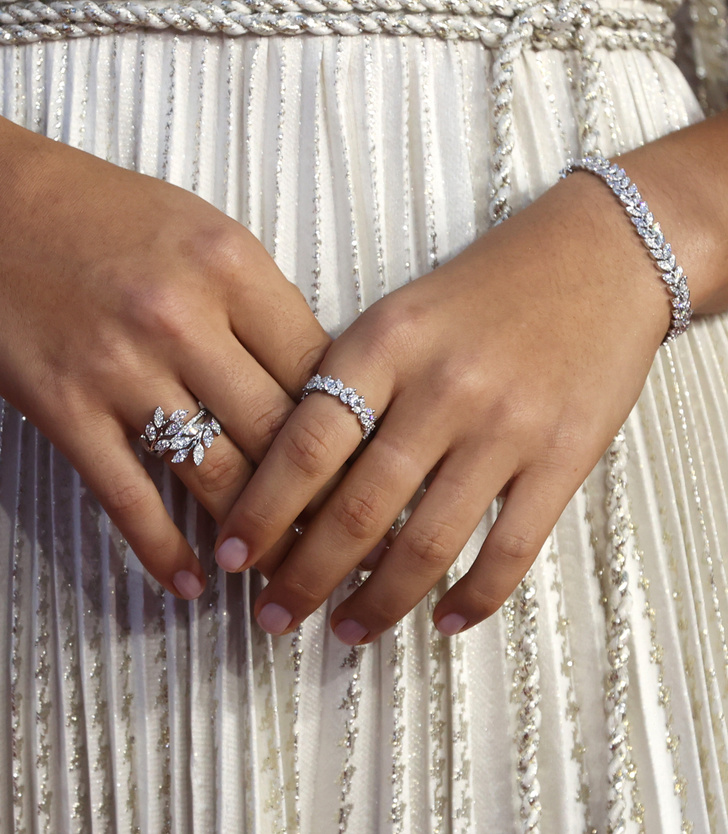 Античная богиня: Эмма Радукану в тунике Dior и украшениях Tiffany & Co. в виде бриллиантовых венков победителей