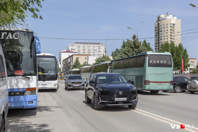 Автобусы порой уже вынуждены парковаться в два ряда | Источник: Константин Завриков / V1.RU