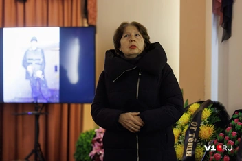 После генерал-майора в память о погибшем с речью выступила родственница Константина | Источник: Алексей Волхонский / V1.RU