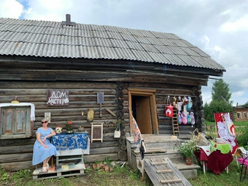 Дом культуры превратили в «Дом мастеров» — здесь продавали узорчатые салфетки, кукол и подушки | Источник: Наталия Главатских / 59.RU