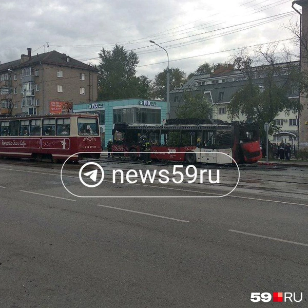 Здесь пожарные уже почти справились с огнем | Источник: Читатель 59.RU