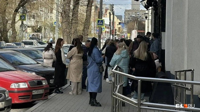 К открытию дверей уже пришло немало людей | Источник: читательница E1.RU