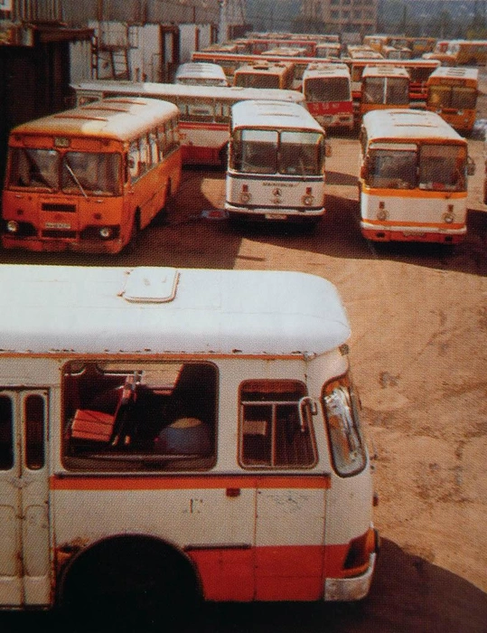 Новокузнецк, территория ПАТП-1 (пассажирское автотранспортное предприятие), 1996 год | Источник: fotobus.msk.ru