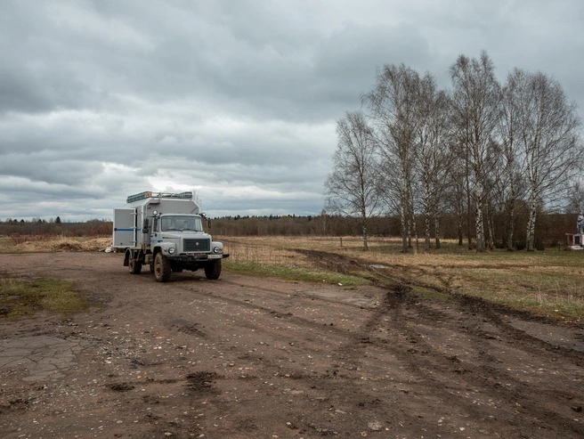 Грузовой автомобиль «Россетей» припаркован рядом с магазином | Источник: Александр Куренной / 76.RU