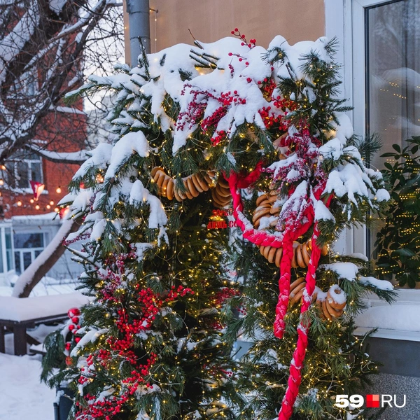 На ветках висят и гирлянды баранок | Источник: Тимофей Калмаков / 59.RU