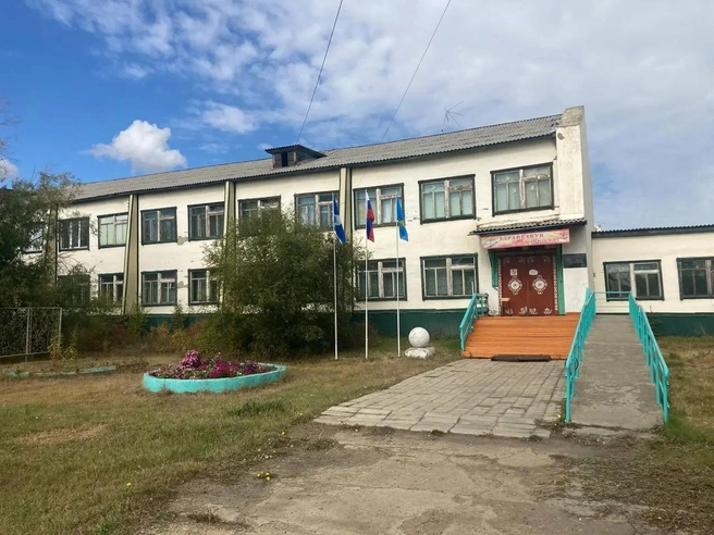 Здание школы снаружи | Источник: Убоянская СОШ / Yandex.ru / maps