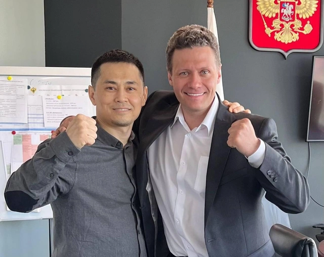 Фатих Шафиков (слева) руководит АО «Дед Мороз» с лета этого года | Источник: Георгий Филимонов / T.me