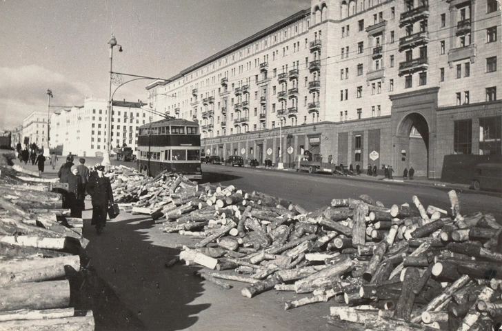 А. Устинов. «Москва. Улица Горького», 1942. Желатиносеребряный отпечаток. | Источник: пресс-служба выставки