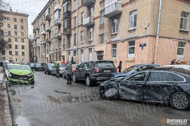 Автобус снес несколько машин и протаранил остановку на Ленинском проспекте. Есть погибший | Источник: читатель «Фонтанки»