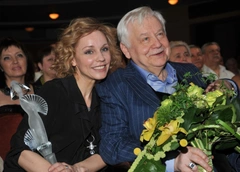 Зудина сдерживает слезы, Янковский скорбит, Машков возлагает цветы: близкие почтили память Табакова у его могилы