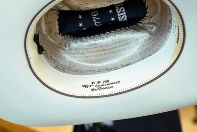 Трамп в ковбойской шляпе за $10 тысяч в Овальном кабинете