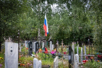 В Екатеринбурге задержали женщину за фото могил бойцов СВО