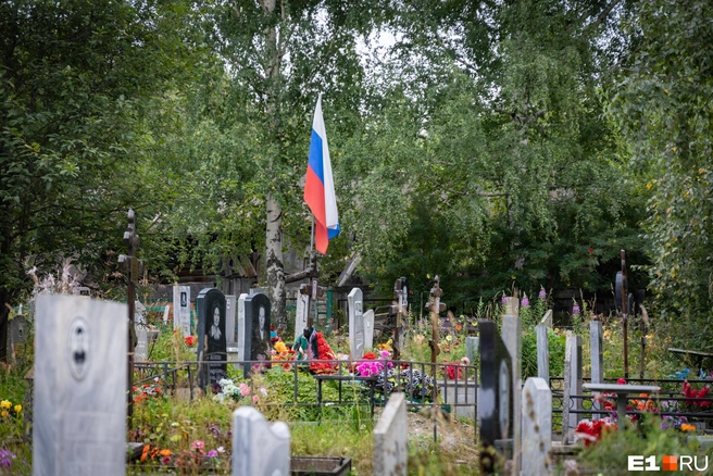 На кладбищах Екатеринбурга стали ловить могильных фотографов | Источник: Владислав Лоншаков / E1.RU