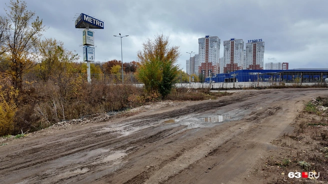 А рядом идет строительство нового квартала | Источник: Алексей Ногинский / 63.RU 