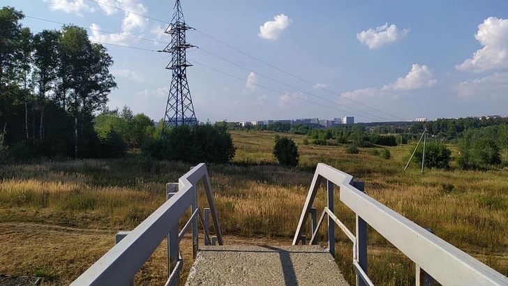 Вид на просторы Новой Москвы средь безлюдных дорог