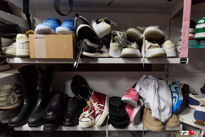 На полках и босоножки из H&amp;M, неоригинальные Nike, Adidas и много чего еще | Источник: Ирина Шарова / 72.RU