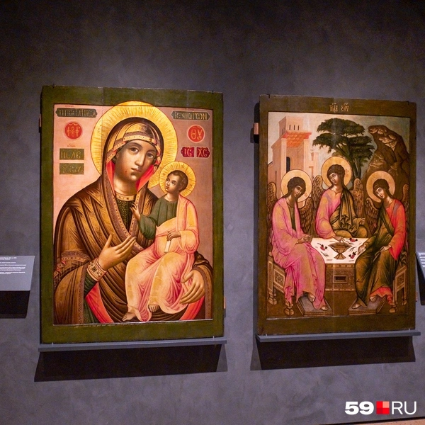 «Богоматерь Иверская» (слева) Ивана Максимова и «Святая Троица Ветхозаветная» Ильи Филиппова, вторая половина XVII века | Источник: Василина Любимова / 59.RU