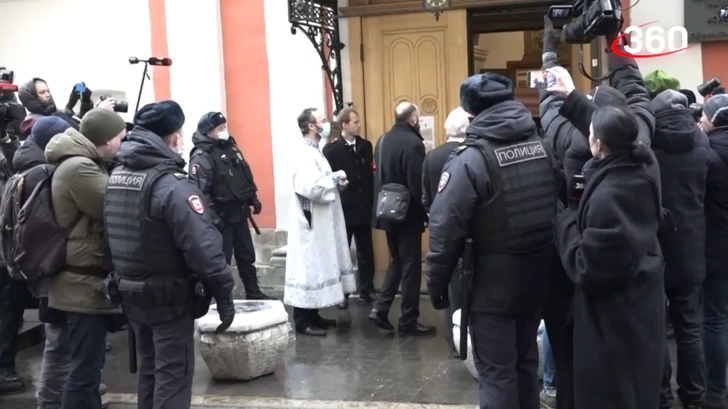 Дмитрий Рощин на прощании с Сергеем Соловьевым